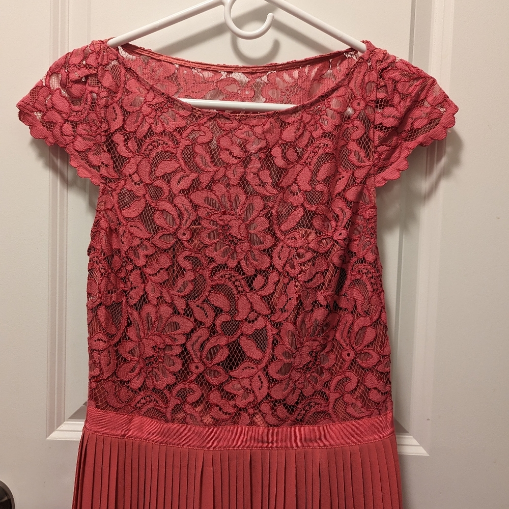 Pleated dress with lace top